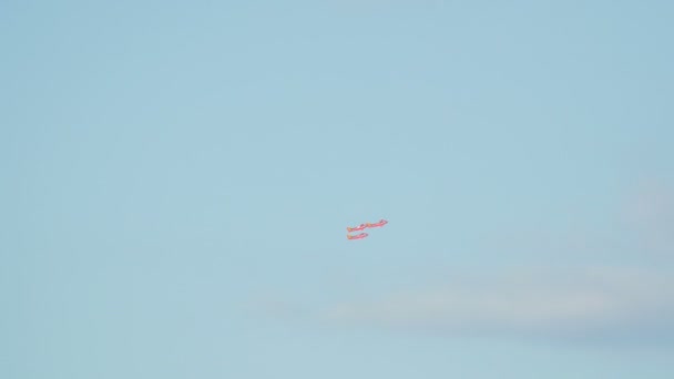 Aviones Rojos Volando Formación Triangular — Vídeos de Stock