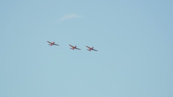 Tres Aviones Rojos Volando Formación Cielo — Vídeo de stock