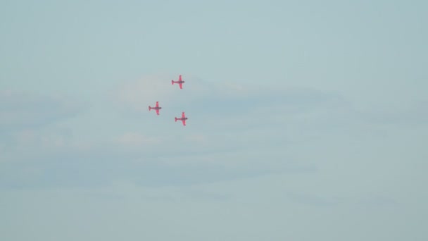 Tres Aviones Rojos Volando Cielo — Vídeo de stock