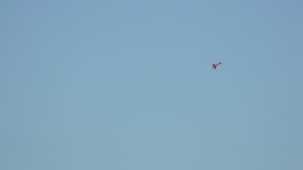 Avión Rojo Volando Cielo Azul — Vídeo de stock