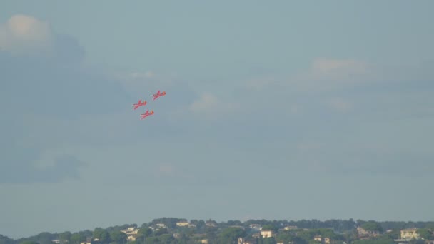 Tres Aviones Rojos Actuando Cielo — Vídeos de Stock