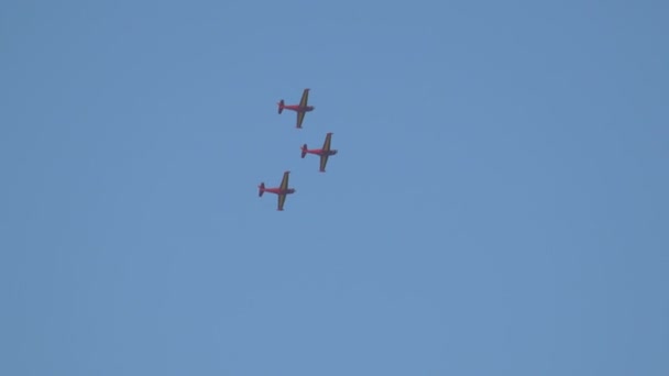 Tres Aviones Rojos Actuando Cielo Azul — Vídeos de Stock