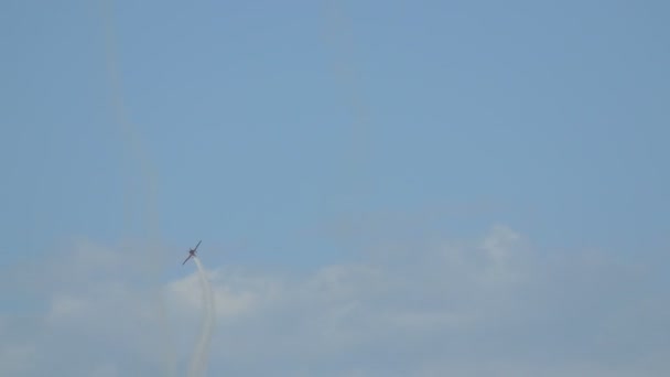 Avión Rojo Volando Cielo Durante Espectáculo Aéreo — Vídeos de Stock