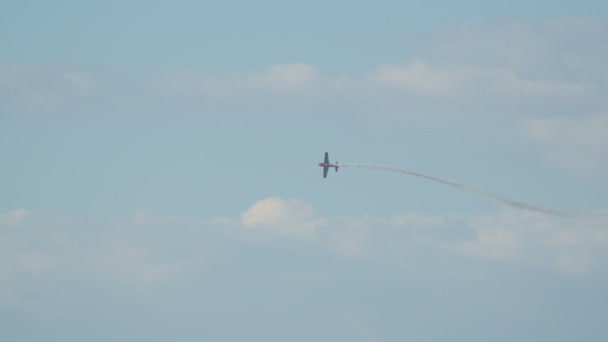 Avión Haciendo Acrobacias Cielo — Vídeos de Stock