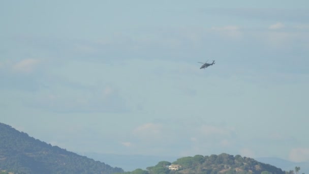 在圣特罗维察上空飞行的直升机 — 图库视频影像