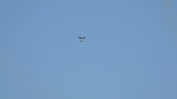 Gökyüzünde Akrobasi Yapan Bir Uçak — Stok video