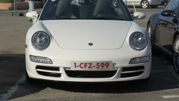 Otomobil Fuarında Beyaz Porsche Görüntülendi — Stok video