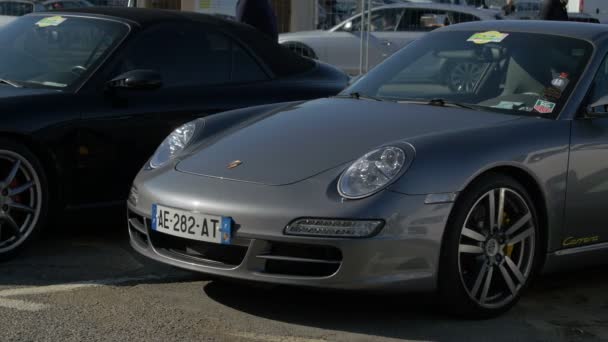 Gray Porsche Tentoongesteld Een Autoshow — Stockvideo