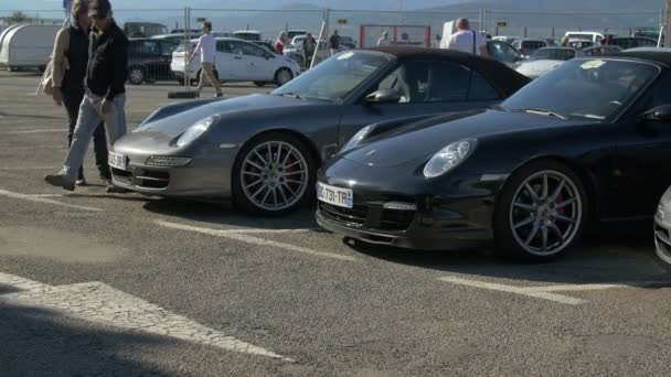 Porsche Autos Auf Einer Automesse — Stockvideo