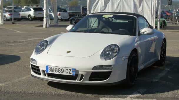 Witte Porsche Carrera Een Autoshow — Stockvideo