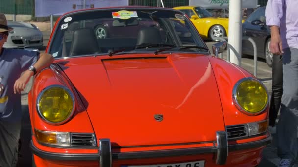 Rode Porsche Een Tentoonstelling Van Oude Auto — Stockvideo