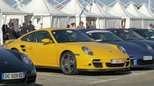 Porsche Autos Auf Einer Automesse — Stockvideo