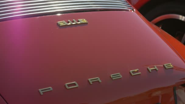 Close Van Een Rood Porsche Logo — Stockvideo