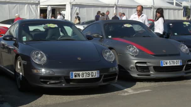 Luxuriöse Porsche Autos Auf Einer Automesse — Stockvideo