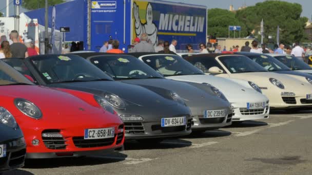 Luxuriöse Porsche Autos Auf Einer Automesse — Stockvideo