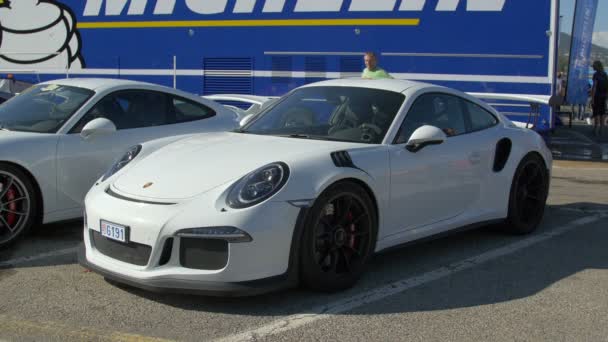 Twee Witte Porsche Auto Getoond Een Autoshow — Stockvideo