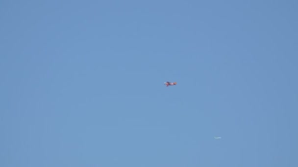 Красный Самолет Летит Небу — стоковое видео