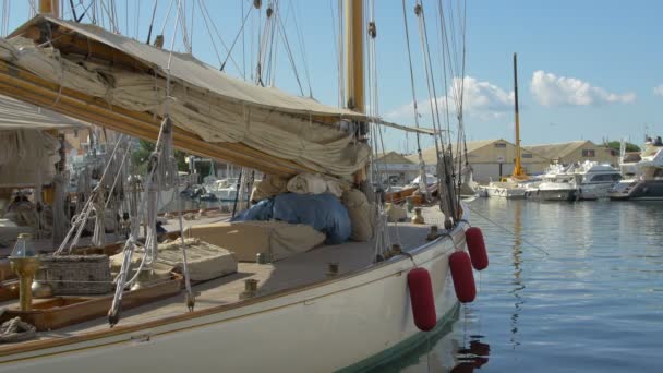 Segelboote Vor Anker Hafen Von Saint Tropez — Stockvideo