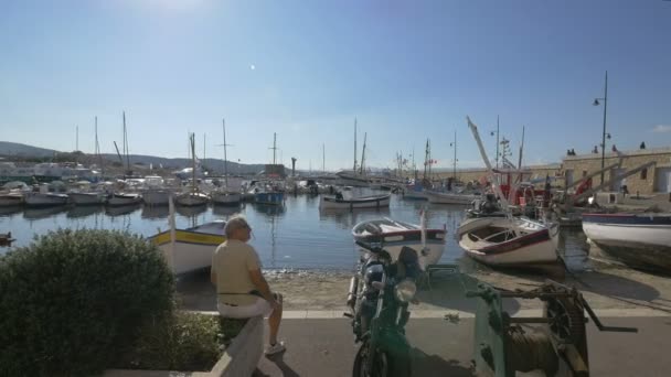 Segelbåtar Förtöjda Hamnen Saint Tropez — Stockvideo