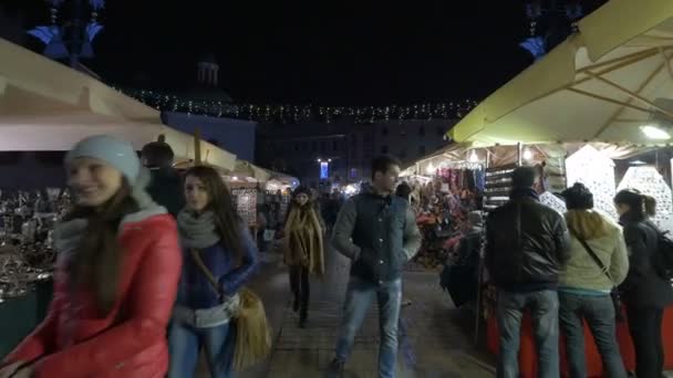 Paseando Por Los Puestos Del Mercado Navideño Cracovia — Vídeos de Stock