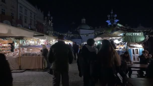 クラクフのクリスマスマーケットの屋台を歩く — ストック動画