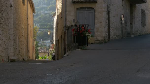 Calle Estrecha Con Casas Piedra — Vídeos de Stock