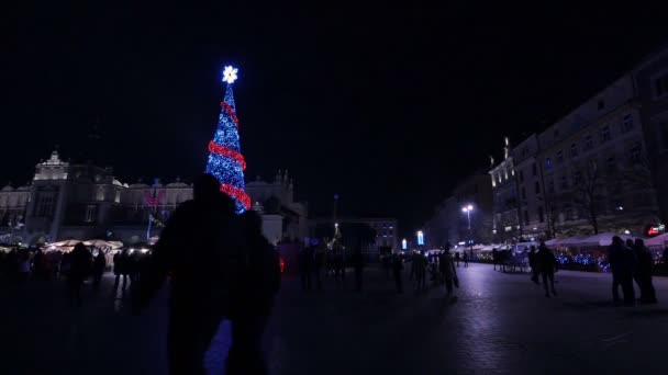 크리스마스 트리와 사람들이 크라코프 — 비디오