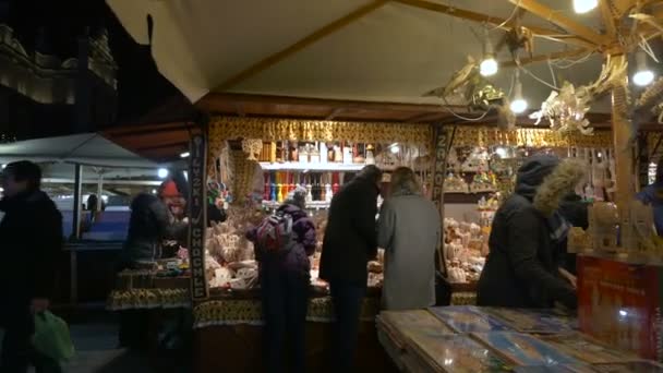 Stand Mit Hölzernen Souvenirs Auf Dem Weihnachtsmarkt — Stockvideo