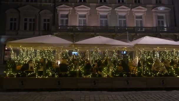圣诞期间坐在克拉科夫一家户外餐馆里 — 图库视频影像
