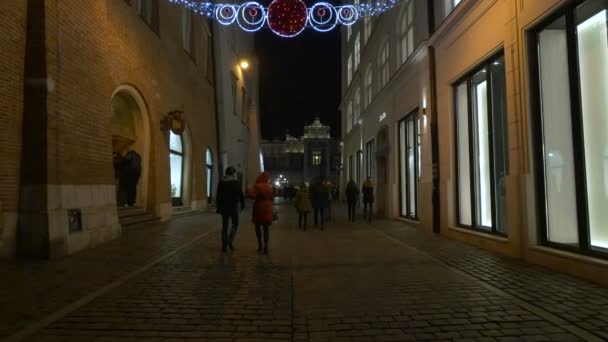 Gente Caminando Por Calle Sienna Cracovia — Vídeo de stock