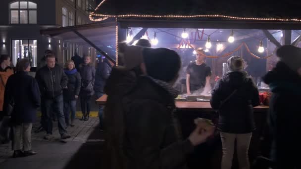 Покупка Еды Рождественском Базаре — стоковое видео