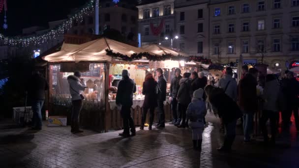 Άνθρωποι Αγοράζουν Από Ένα Πάγκο Τροφίμων Μια Χριστουγεννιάτικη Αγορά — Αρχείο Βίντεο