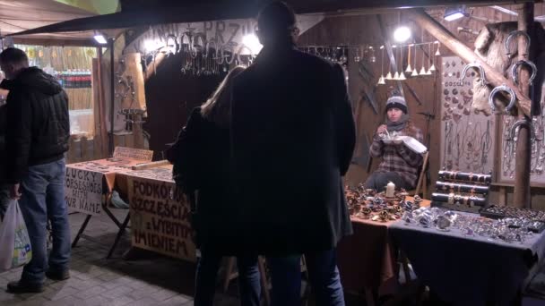 Souvenirs Een Smid Winkel Een Kerstmarkt — Stockvideo