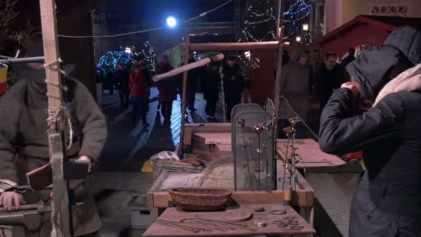 Herrero Trabajando Mercado Navideño Cracovia — Vídeo de stock