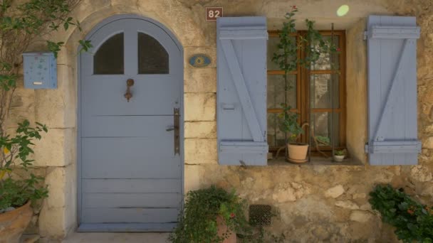 Голубая Дверь Ставни Каменном Доме — стоковое видео