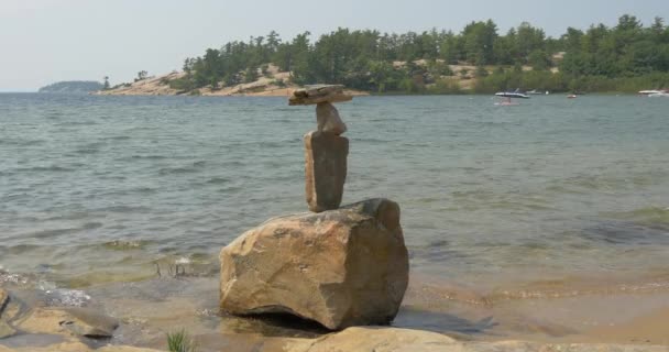 Piedras Apiladas Una Orilla Del Lago — Vídeos de Stock