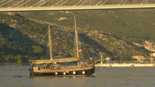 Πλοίο Που Πλέει Κοντά Στη Γέφυρα Franjo Tudjman — Αρχείο Βίντεο