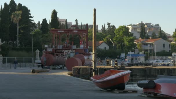 Barcos Contenedores Redondos Primera Línea Mar — Vídeo de stock