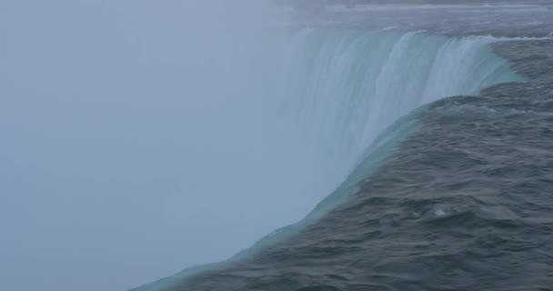Enge Sicht Auf Die Wasserfallspitze — Stockvideo