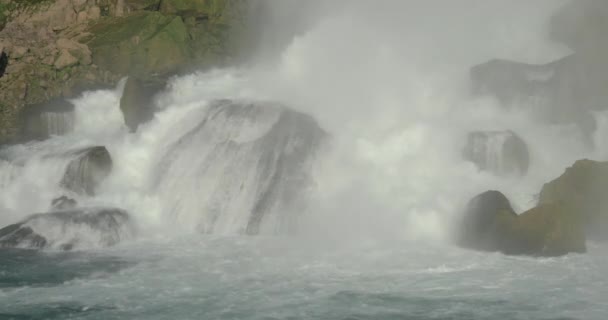 Вид Водопада Врезающегося Скалы — стоковое видео