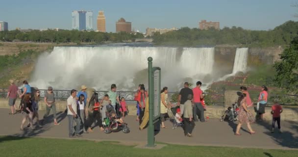 Mensen Passeren Niagara Falls Canada — Stockvideo