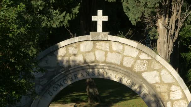 Entrance Domobransko Groblje Cemetery — 图库视频影像