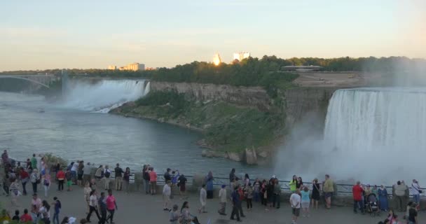 Mensen Wandelen Langs Canadese Kant Van Niagara Falls — Stockvideo
