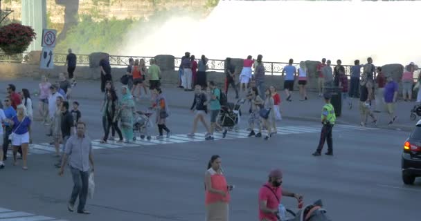 Gente Cruzando Calle Cerca Las Cataratas Del Niágara — Vídeos de Stock