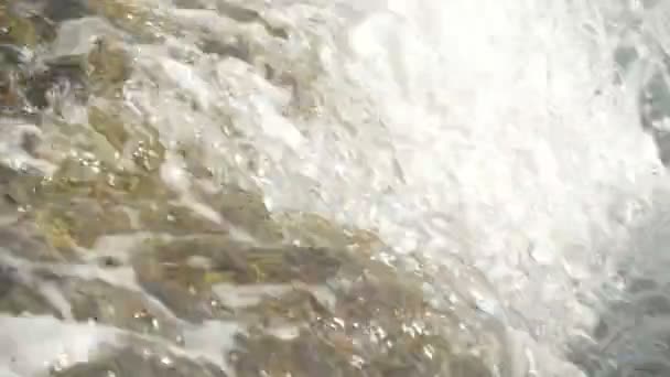 Olas Espumosas Chocando Contra Rocas — Vídeo de stock