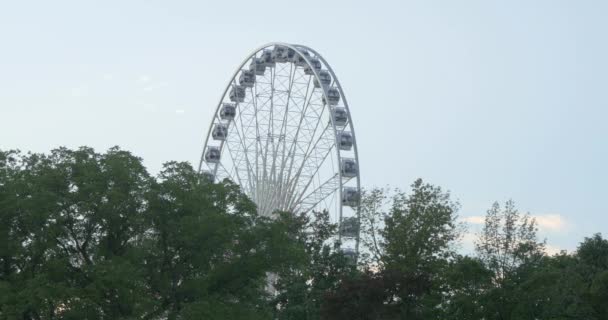 Grande Roue Tournant Contre Ciel — Video