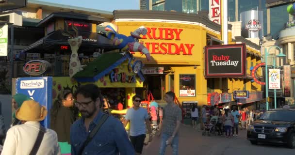 Ruby Tuesday Mellett Elhaladó Emberek Kanadában — Stock videók