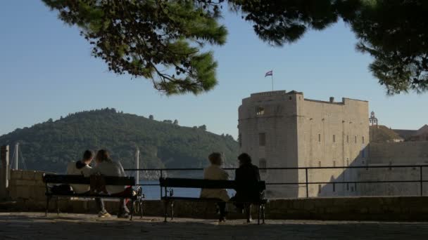 Rilassarsi Sulle Panchine Vicino Alla Fortezza Lovrijenac — Video Stock