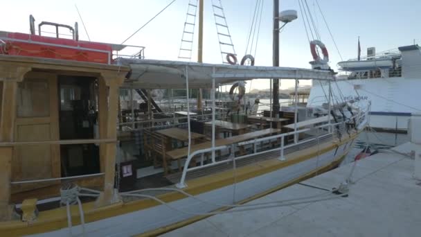 Barcos Turísticos Ancorados Num Porto — Vídeo de Stock