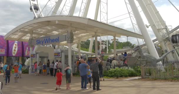 Les Gens Qui Achètent Des Billets Pour Niagara Skywheel — Video